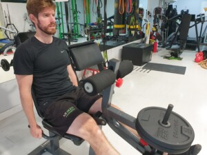 Dani Santolaya realizando extensión de cuádriceps